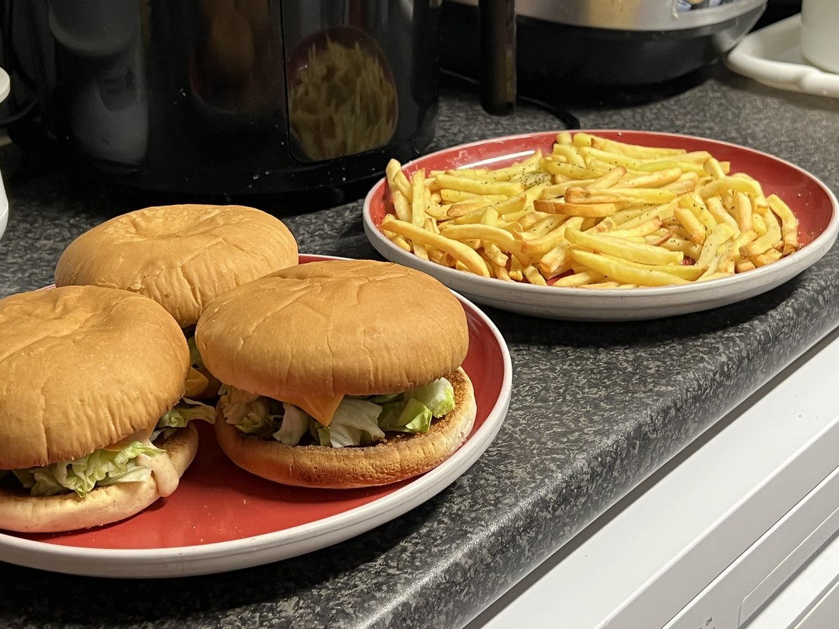 2001joe_mendy's tweet image. Went ahead and cooked up these Breaded Peri Peri Chicken Burgers with French Fries earlier!!!! #FridayCooking #PeriPeriChicken #Burgers