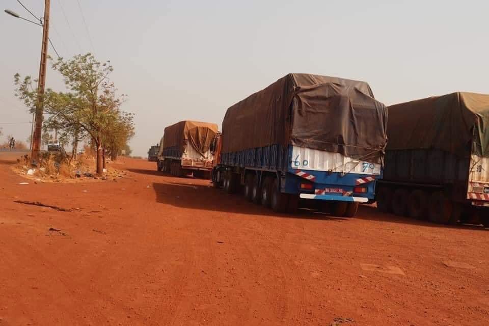 MEF_Mali's tweet photo. #Transports | Corridor #Bamako-#Nouakchott !
La fibre de coton malien va désormais transiter par le Port Autonome de Nouakchott.
Le premier convoi, composé de 57 camions gros porteurs maliens, a pris le départ ce vendredi 25 février 2022 pour la capitale mauritanienne. https://t.co/hPrGUA9Z0a