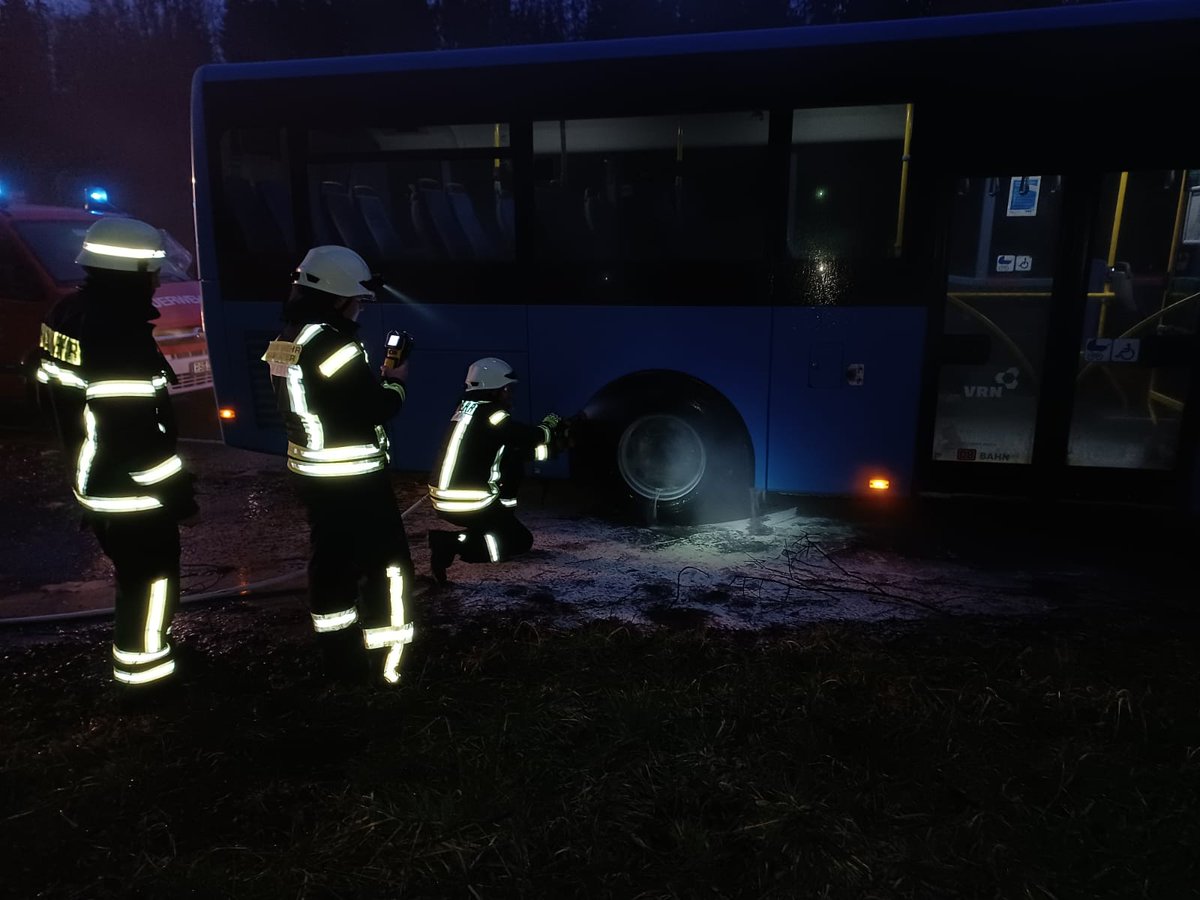 FF_VG_ZW_Land's tweet photo. 25.02.22, 18:06 Uhr
#Löscheinheiten Kleinsteinhausen, Walshausen und Feuerwehreinsatzzentrale @FF_VG_ZW_Land 
Brand Linienbus, Walshausen, Kirschbachermühle https://t.co/Rm9IsmvRfF