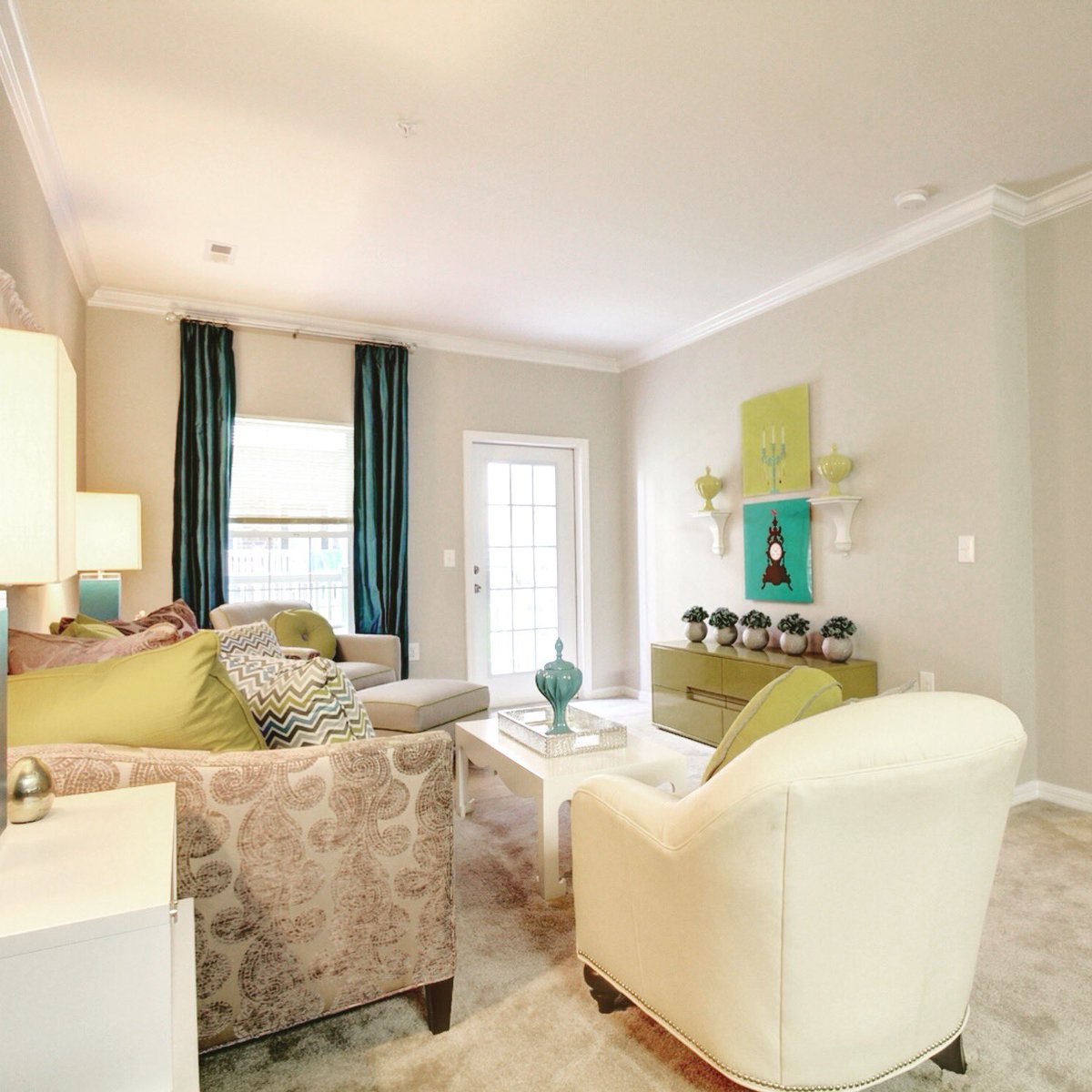 AriAptMgmt's tweet photo. Easily update your space with a little splash of color! ✨✨

#apartmentdecor #apartmenthome #modelapartment #apartmentsforrent #homedecor #splashofcolor https://t.co/rUY6swc5GA