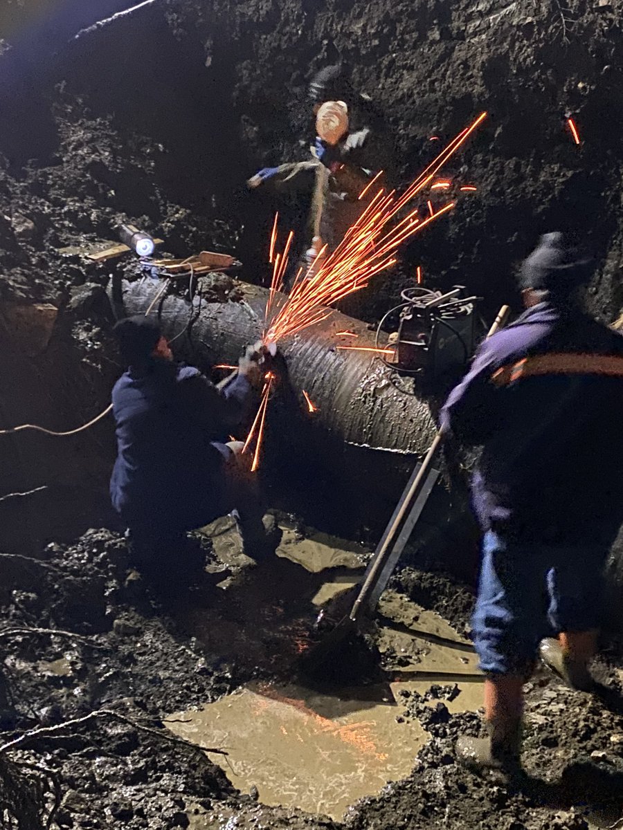 Kürük isale hattında oluşan arıza ekiplerimizin özverili çalışması ile kısa sürede onarılıp suyun akışı sağlandı.
Suyun depolara ulaşıp akması zaman alacaktır.
Sabır ve anlayışınız için teşekkür ederiz.