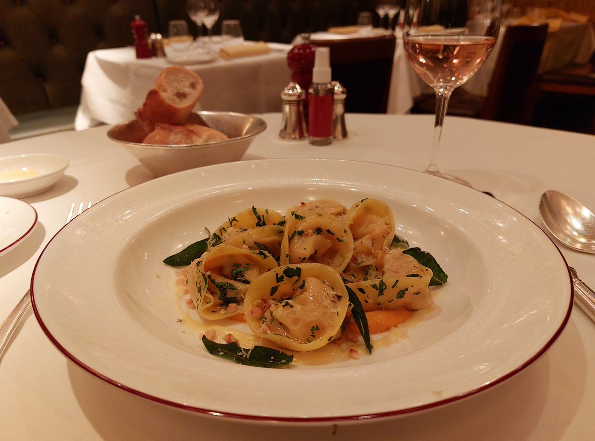 SharmL's tweet photo. Absolutely adored my first visit to #JSheekey. The service was fantastic and the food divine. The pudding was so good I nearly stood up and applauded #London https://t.co/u3ZOc4OAuN
