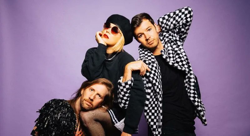 DigitalTourBus's tweet photo. .@pepsquadrahrah tells you about the first concerts that they ever went to! Check out their stories at https://t.co/U1H3aLUZXl

#pepsquad #digitaltourbus #firstconcertever #firstconcert #concert #musician #music #interview #band #popmusic https://t.co/wiwL4ckqif