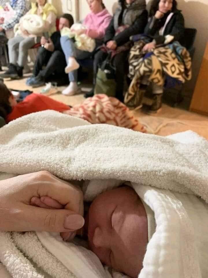 This girl was born today in a bomb shelter in #kyiv #UKRAINE Happy birthday, Mia. m.facebook.com/story.php?stor… #StopRussia