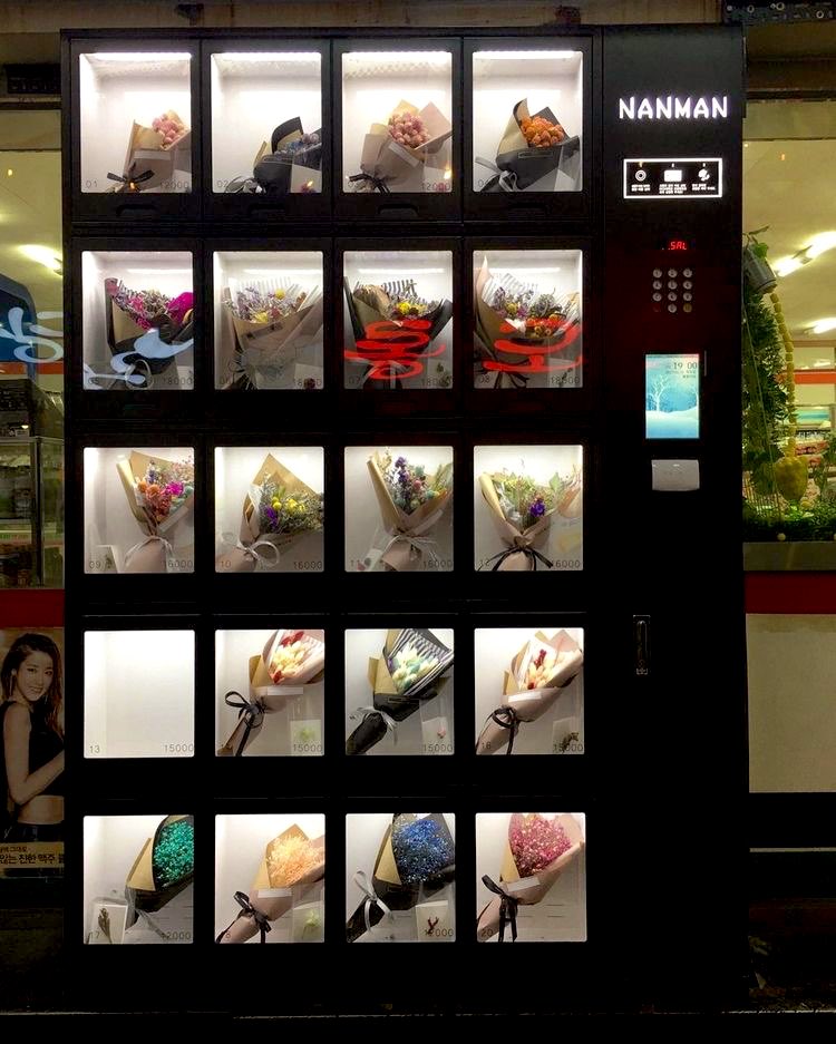eliesaaabs's tweet photo. Flower vending machine in Seoul https://t.co/4cDtsBRknU