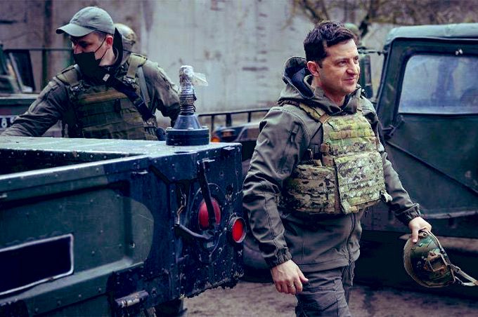 Yalnız ama onurlu bir adam.

#Zelenskiy  #Ukraine