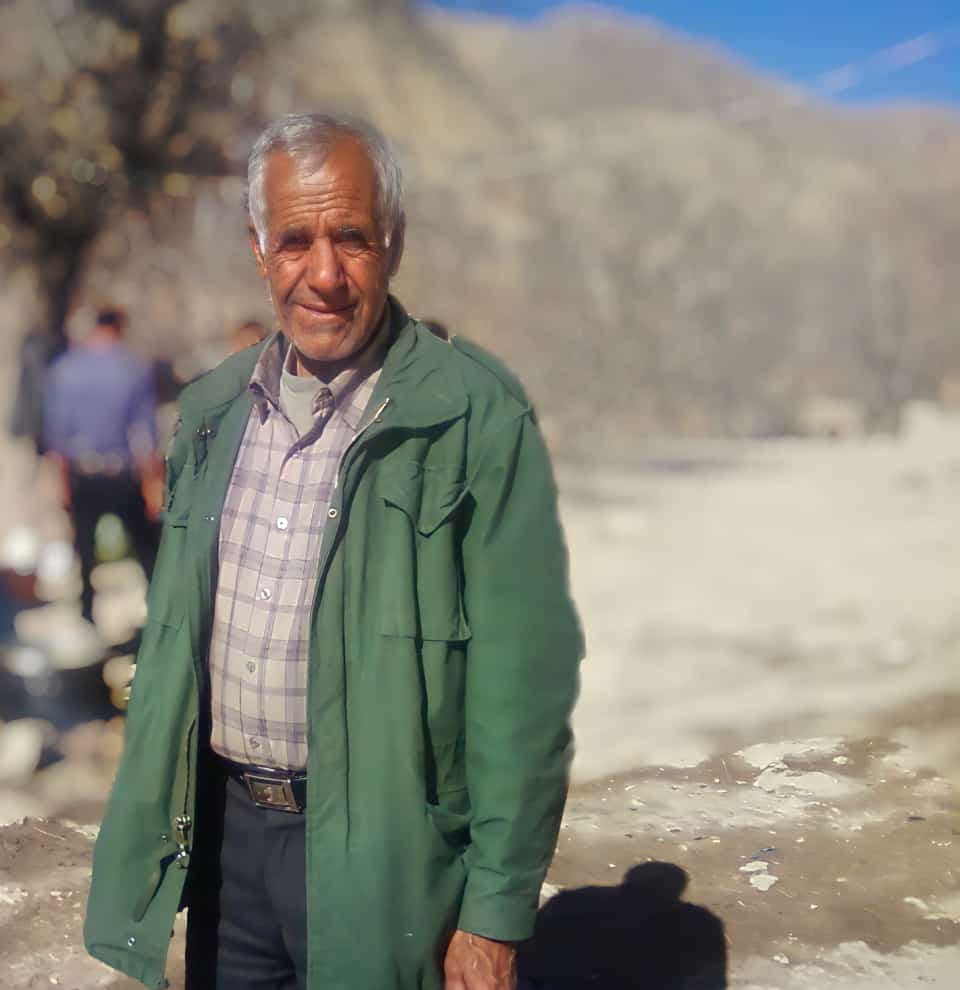 AzarKhosro's tweet photo. خفته ای در خاک ولی ایستاده تر از تو ندیده ام #پدرجان #روحت شاد پدرجانم https://t.co/hCuwPiAQLt