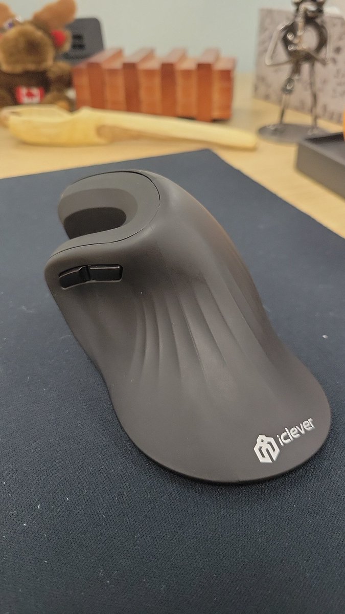 jenthewordsmith's tweet photo. Since I invested in an upright ergo mouse, my wrist pain is damn near non-existent. Huzzah!
#writerlife #carpaltunnel #findbetterways https://t.co/wbHd9m3YiI