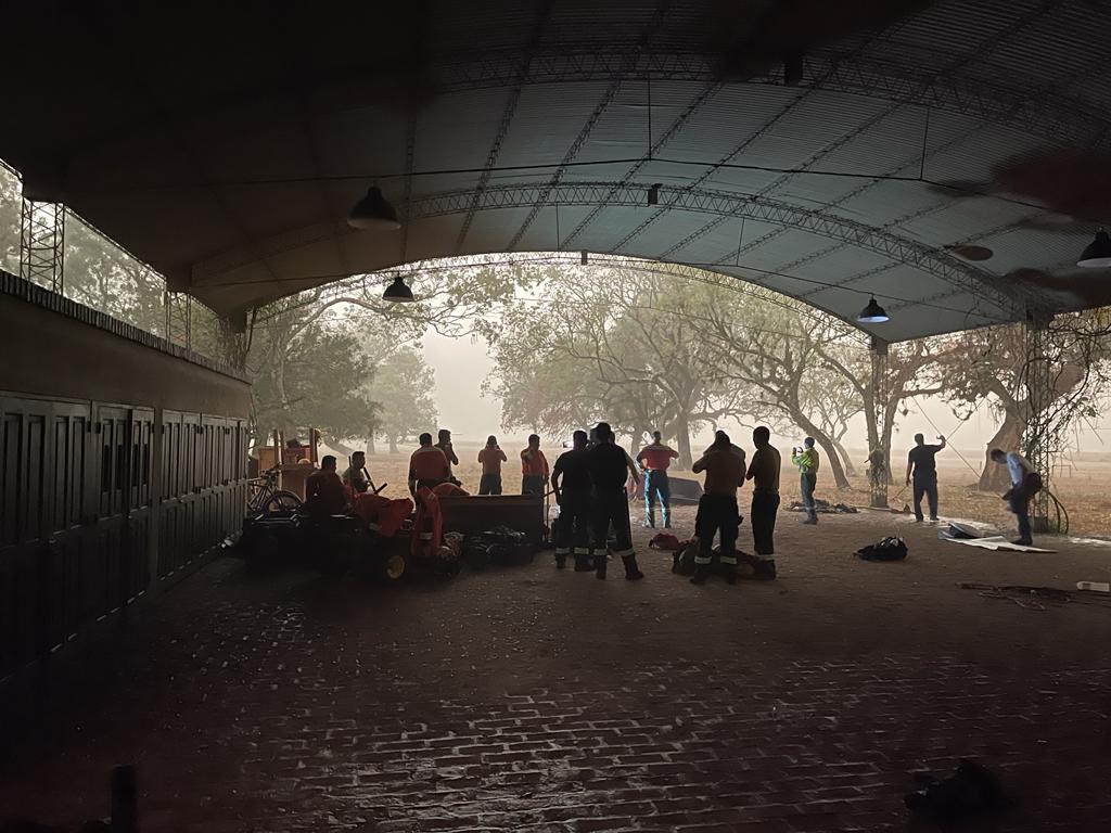 El frente de fuego que avanzaba en San Alonso, Parque Iberá, pudo contenerse gracias al trabajo sin pausa de más de 50 personas para proteger las instalaciones donde llevamos adelante el monitoreo y reintroducción de yaguareté y nutria gigante.