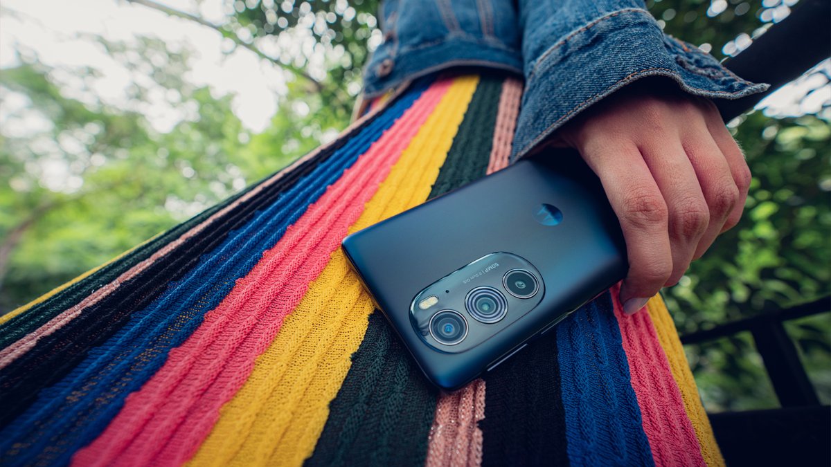 Snapdragon's tweet image. Introducing a new @MotorolaUS phone powered by the #Snapdragon 8 Gen 1 Mobile Platform: the motorola #edgeplus. This phone has it all: Snapdragon Sight, Snapdragon Sound, @Qualcomm FastConnect 6900 for #WiFi 6E connectivity, and Snapdragon Elite Gaming.