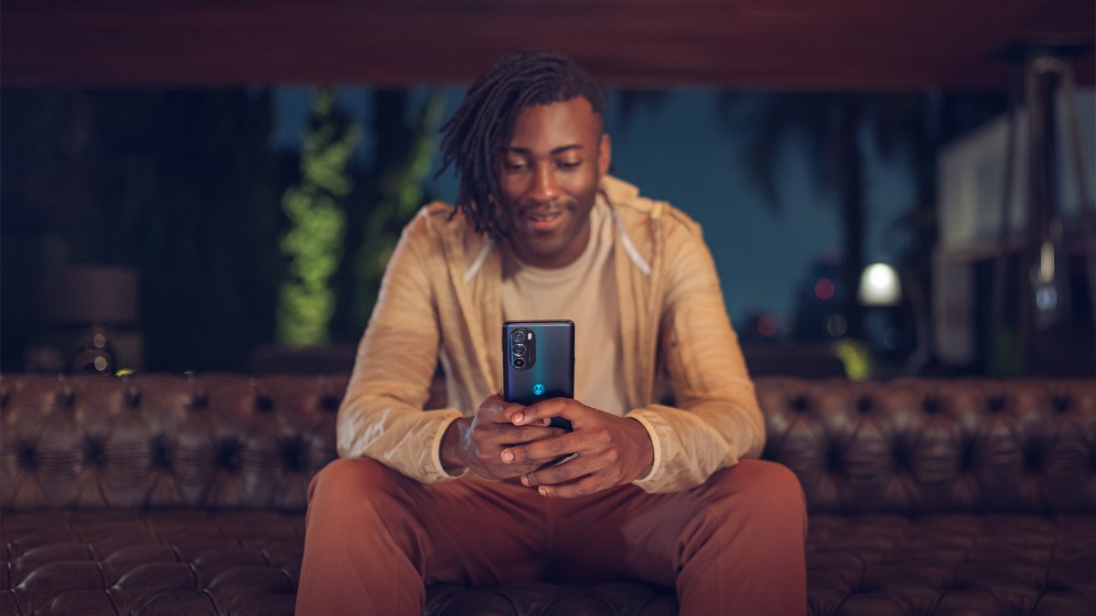 Snapdragon's tweet image. Introducing a new @MotorolaUS phone powered by the #Snapdragon 8 Gen 1 Mobile Platform: the motorola #edgeplus. This phone has it all: Snapdragon Sight, Snapdragon Sound, @Qualcomm FastConnect 6900 for #WiFi 6E connectivity, and Snapdragon Elite Gaming.