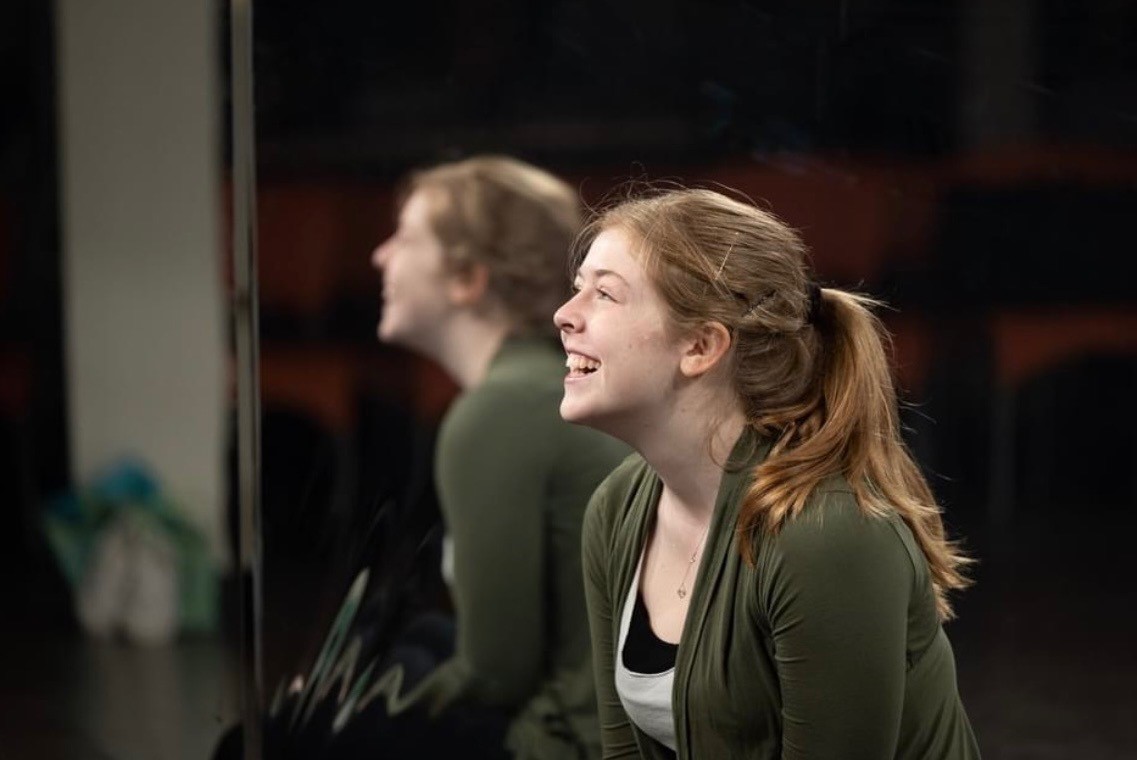 leehark's tweet photo. There is NOTHING better than seeing our alums achieving their dreams! Behold, the amazing Sassos! Georgia '21 in Stanford Theater Lab's Circle Mirror Transformation, and Caroline '20 as Rosalind in Stanford Shakespeare Company's As You Like It.

@Greenhill_Arts @alumnigreenhill https://t.co/hza69JHzVv