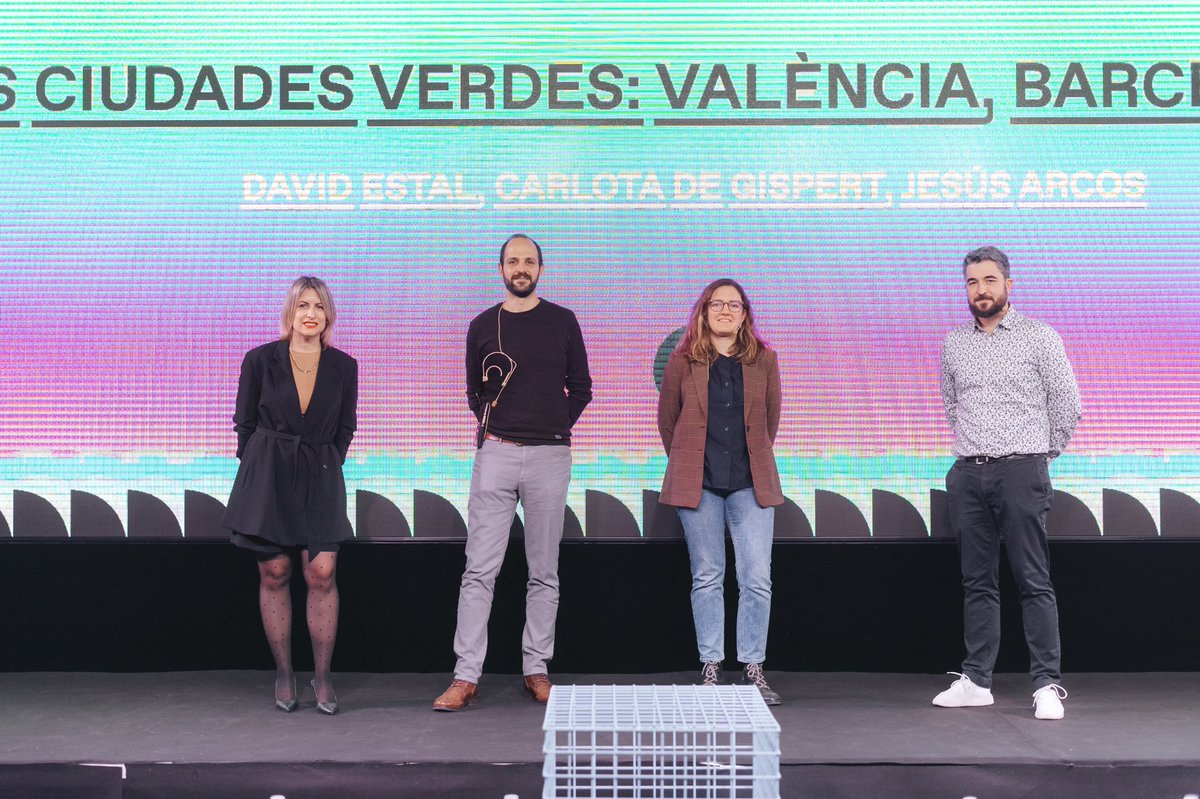 jesusarcos78's tweet photo. Last night, showing #aldayjover ‘s #BosqueMetropolitano de #Madrid as part of the talk "Nuevas ciudades verdes: València, Barcelona, Madrid" for the @WDCValencia2022 #NewGreenCities #Valencia #landscapearchitecture #landscapeinfrastructure #Cities&Rivers pics: @NereaColl_Photo https://t.co/SuoLN5l3Ot