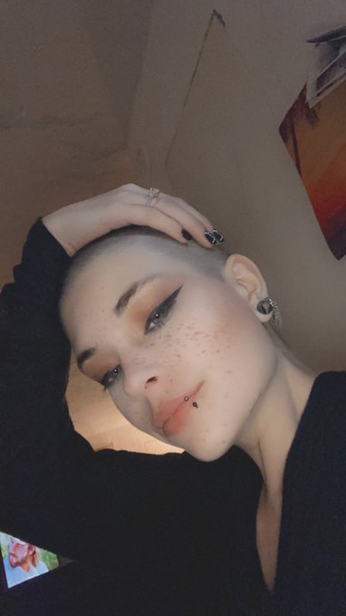 Shaved my head yesterday 😊🖤 https://t.co/r0SFCDuAZ0<a href="/tag/newprofilepic"class="tags"><span>#newprofilepic</span></a>