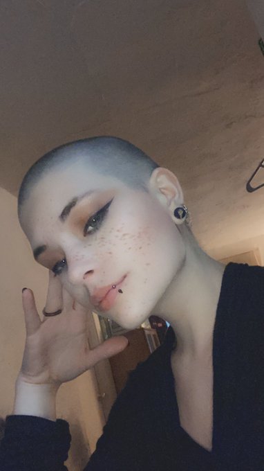 Shaved my head yesterday 😊🖤 https://t.co/r0SFCDuAZ0<a href="/tag/newprofilepic"class="tags"><span>#newprofilepic</span></a>