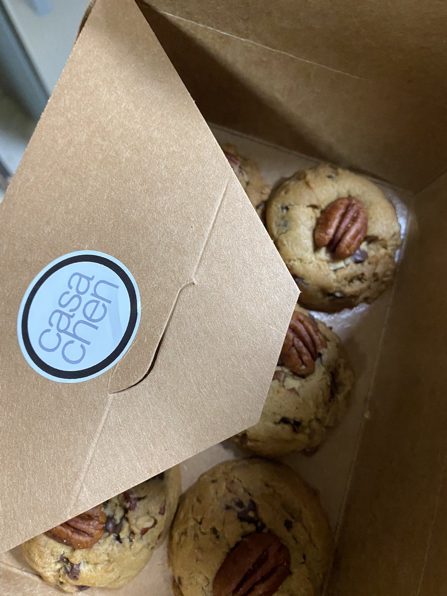 LuisYuM's tweet photo. Acabo de llegar a casa 🤤🤤🤤 … las galletas para mi y el cake de Oreo para el happy de #AleYu
@Casa_Chen2020 👇👇👇 https://t.co/9l1mAIXTUR