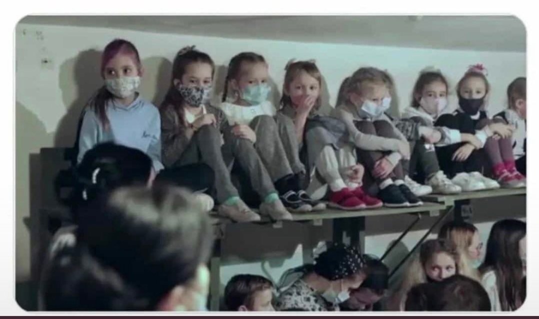 Böyle bir resmin olduğu zamanda insanlık yok olmuştur. 
Savaşla ilgili espriler yapılmasını aklım almıyor. 
Bu çocukların yaşam hakkını Allah vermiş bir gerizekalı almaya kalkıyor
#Putin Umarım aniden ölür yok olursun 🤲 Allah bu canları korusun