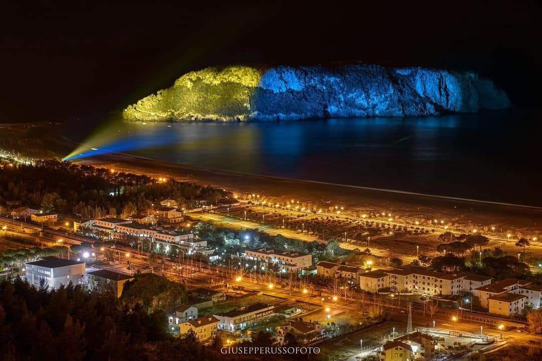 TaniuzzaCalabra's tweet photo. #Ukraine  🇺🇦 🕊

L’isola di Dino, in Calabria, illuminata dai colori della bandiera dell’Ucraina. 

#RussiaUkraineConflict https://t.co/dsFUUbQcff