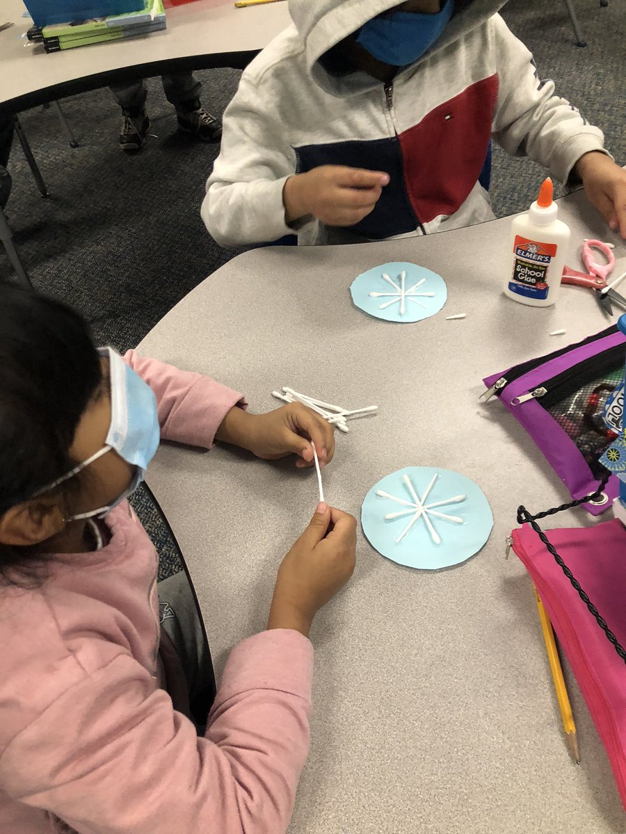 Mason_rm9's tweet photo. Making snowflakes with our 3rd Grade Buddies💙@PrincipalGCE @BoHill24 @GCEgators https://t.co/UBt2FHXTHF