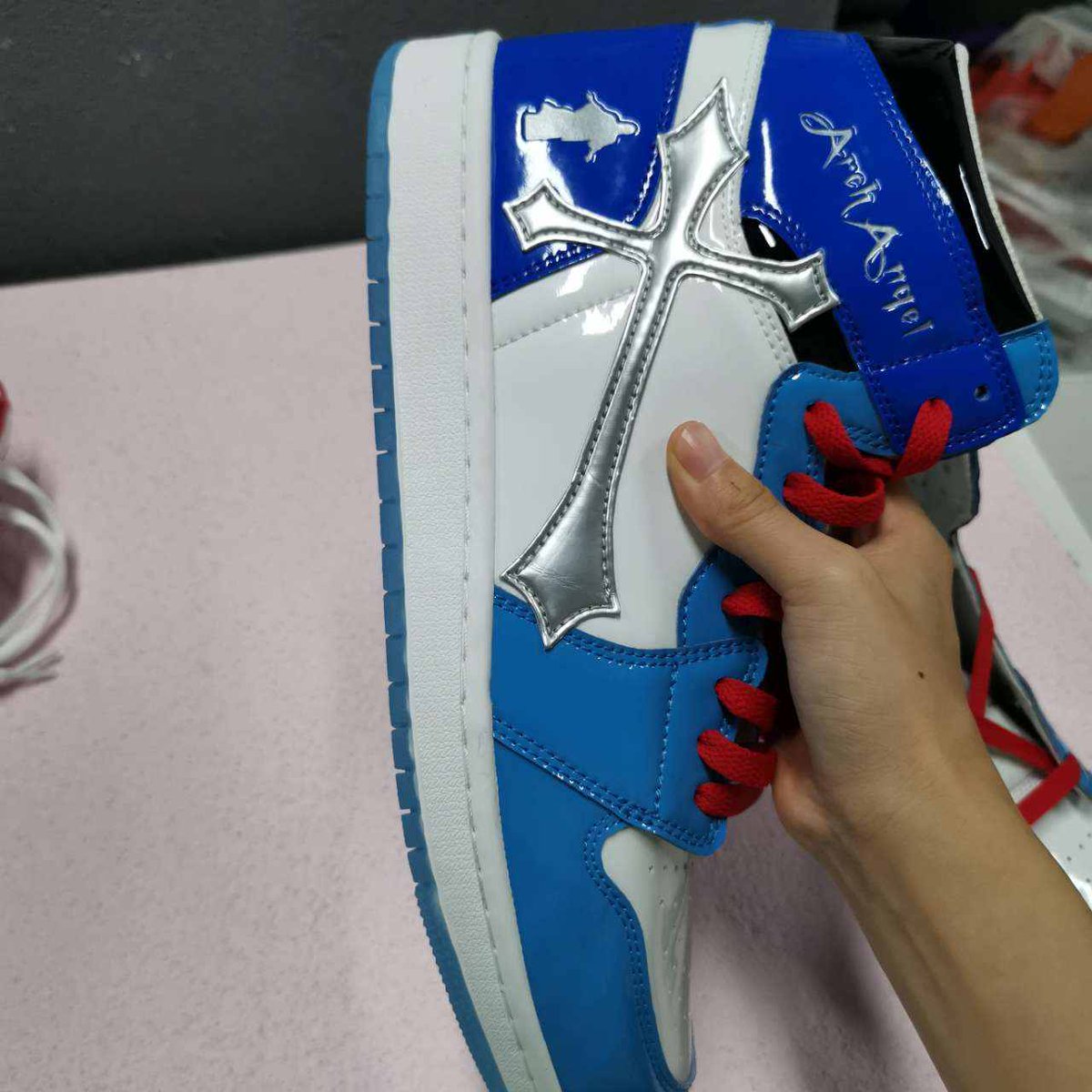 Holy_heir's tweet photo. Holy Heir is home of the first NFT sneaker release with a limited quantity of 250. Each NFT purchase will come with an Exclusive pair of Holy Heir "walk on water" in your size at no cost.

https://t.co/X826RjjHtn https://t.co/zt7NMBAHJ3