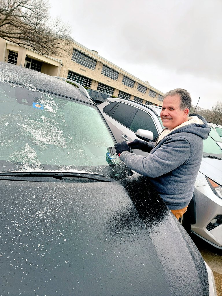 Jaridgwayrisdo1's tweet photo. On Wednesday, our fabulous admin team and a few others scraped ice off of all of our windshields.    This was so appreciated!  @djplaney @VIKINGarmSTRONG #RNJHNextLevel @NorthJuniorHigh https://t.co/rhirbWVEqp
