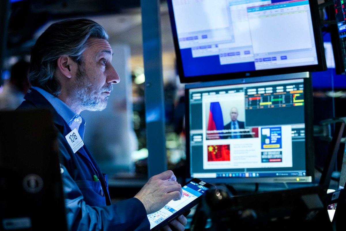 NYSE's tweet photo. Markets moves 📉📈 Stocks rallied from steep declines in early sessions yesterday with the S&amp;P 500 closing up 2.2% higher today. #FridaysFromTheFloor #NYSECommunity 🏛 https://t.co/30XTjntphI