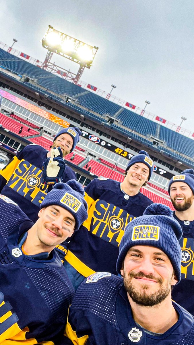 PredsNHL's tweet photo. #StadiumSeries selfie https://t.co/5LDo9VN6Lk