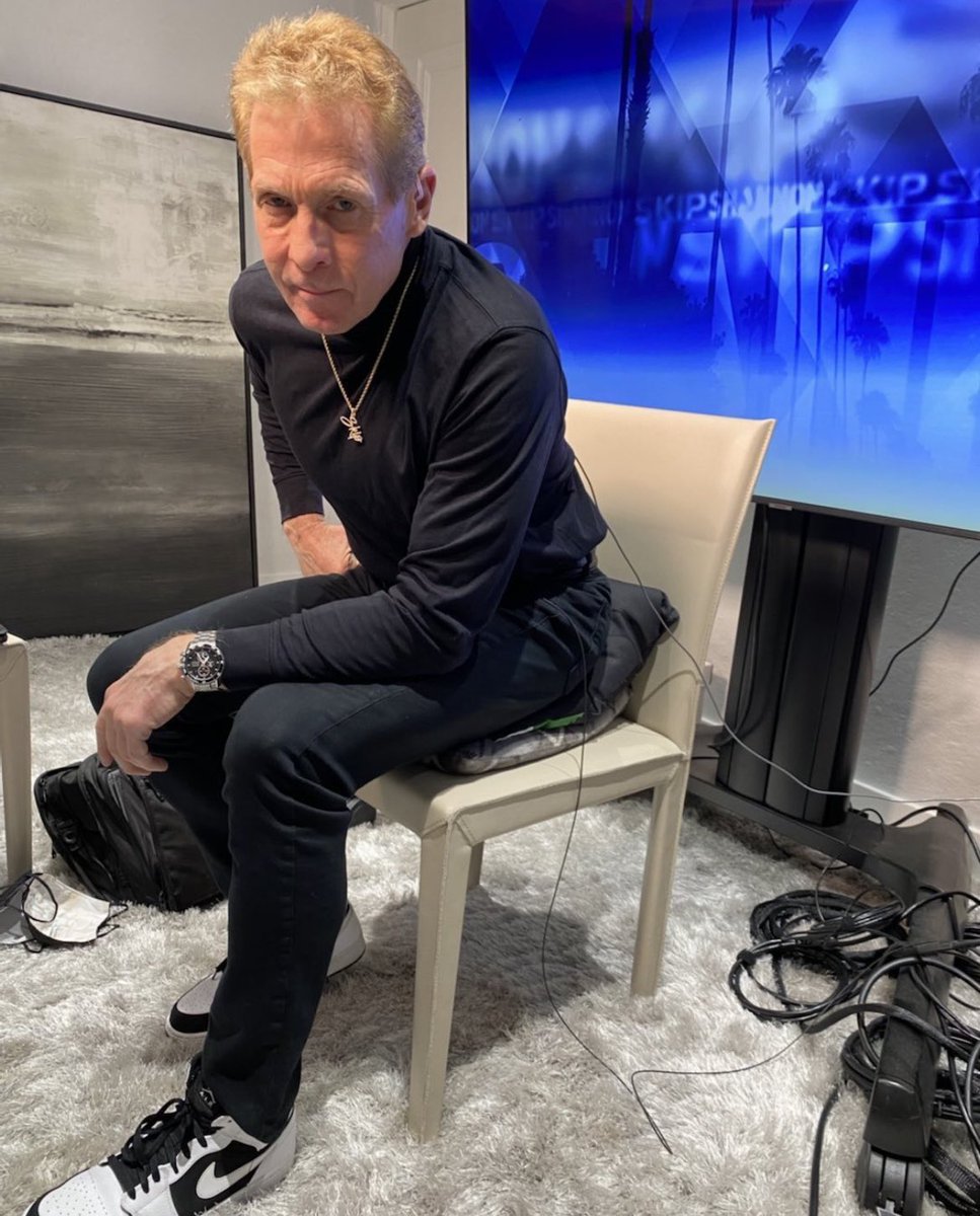 TheObjSkip's tweet photo. @RevampedsSharpe holding it down until @CharissaREVAMP and I get to the studio, but you already know I can’t lose in these!! MJ FOREVER, @Anthony_Murda52 FOREVER! @ProblemWright you are not the guy, you know it and I know it https://t.co/T4jKNxjke0
