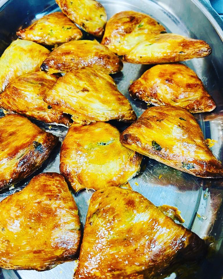 AnemaeCoreBCN's tweet photo. Aquí está la deliciosa sfogliatelle salada
relleno de salchichas y friggitelli
@anemaecore.bcn 
#anemaecorebcn #sfogliatella #napoli #barcelona #mood #good #perfectfood #food #foodporn #foodpornography https://t.co/4IBY9CDWl3