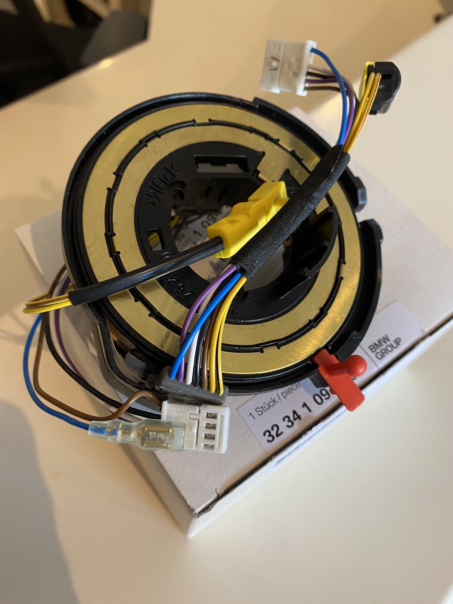 Brantsen's tweet photo. Als én het airbaglampje brandt én de toeter doet niks én de stuurverwarming niet werkt, dan heb je een nieuwe sleepring in je stuur nodig. Die ziet er zo uit: #BMW #DrieVliegenInEenKlap #EngineersGarage #OriginalTeile https://t.co/yTG16hnU29
