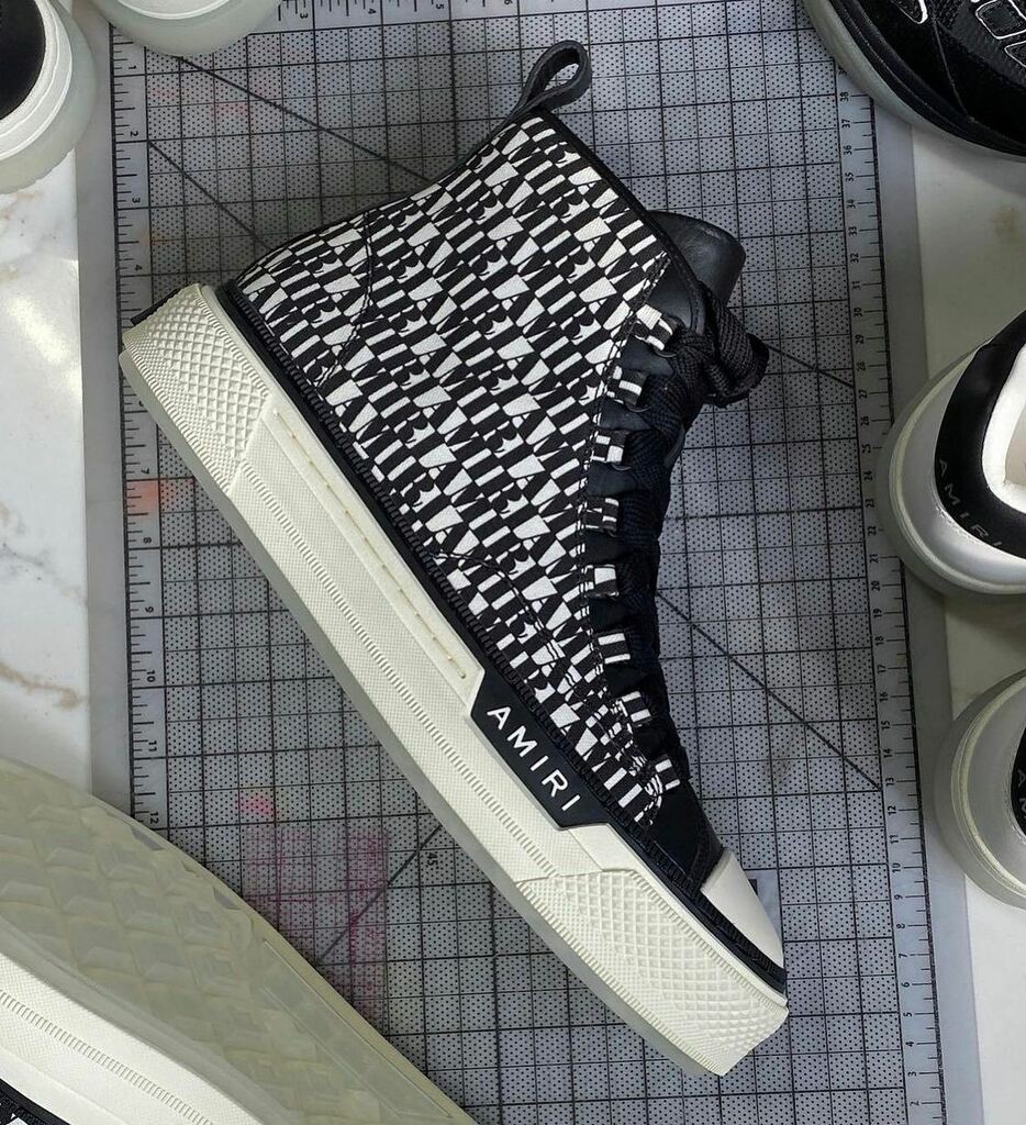#AMIRI #MEN SPRING/SUMMER '22

Shaped to a high-top silhouette, Amiri’s canvas 'Court' trainers have a black logo print that captures the label’s rock 'n' roll influences.

Price: €565

For more Amiri derodeloper.com/heren/amiri

#derodeloper #mode #instast… instagr.am/p/CaajcKvseMj/