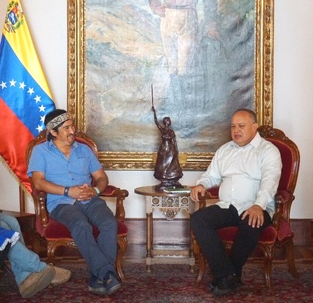 lucasaykal's tweet photo. @cesar87145996 Es a lo que #Boric #IzkiaSiches darán chipe libre al dialogar con el #Terrorimo en #Araucanía y levantar Estado de Excepción
Diálogo con terroristas es una estupidez que les sirve para ganar tiempo, organizase y entrenarse
#Wallmapu https://t.co/SlvuSB8G5b