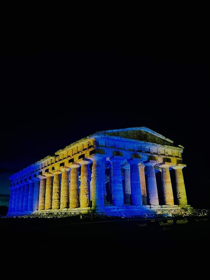 antonluca_cuoco's tweet photo. Il tempio di Nettuno a Paestum in giallo e blu, per la libertà e per il popolo ucraino.
#UnitedWithUkraine #FreeUkraine https://t.co/9NAq5sEGWH