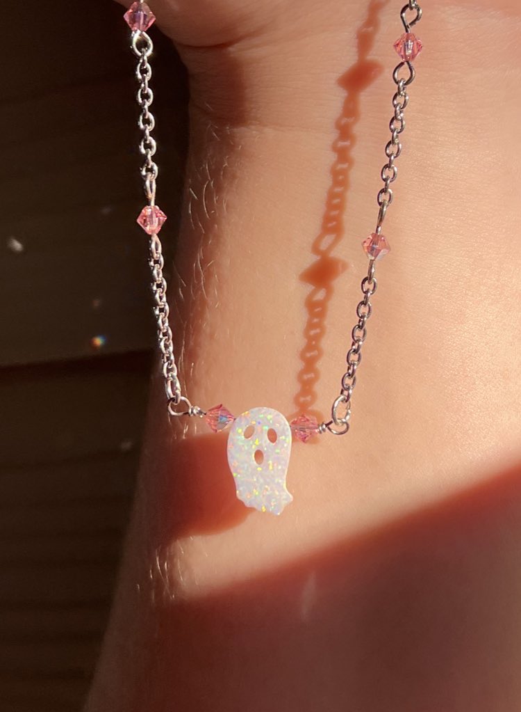 cateyekayla's tweet photo. a sparkly lil ghostie necklace 🥺 https://t.co/sjsUPuvrHR