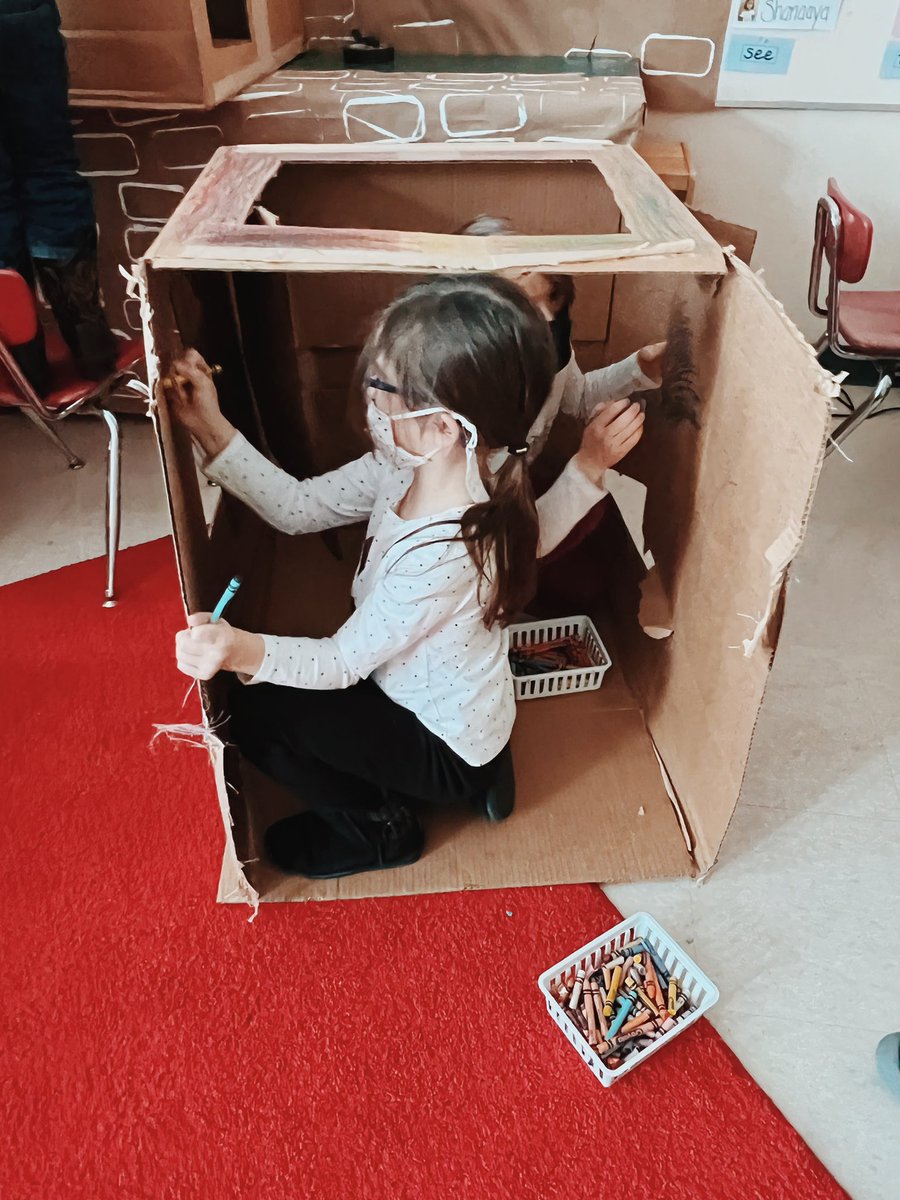 MeganPeschke's tweet photo. @MrazKristine we were thinking outside of the “BOX!” 📦 room 121 made a CARDBOARD CITY! #purposefulplay #PlayMatters #playtolearn #Kindergarten https://t.co/UnC9p6dNuY
