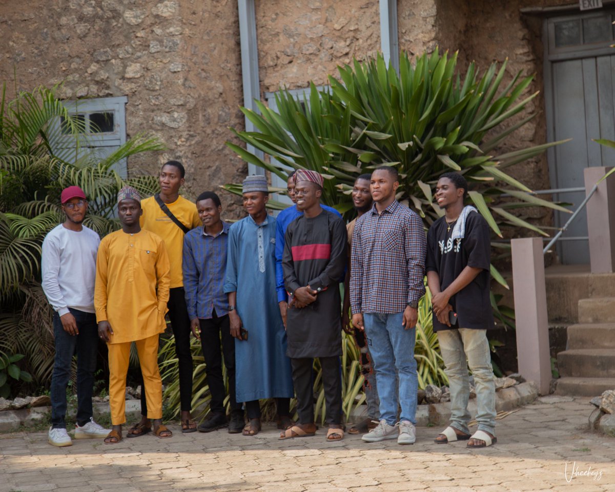 Broda_Amoo's tweet photo. Can't express how much I enjoyed #roundtablewithlaiandfriends organized by @Dolapolai.I gained a lot from creatives and  mind-blowing gurus where they widen my knowledge on Metaverse,Nft and Web 3.0 https://t.co/mVbKFyd1pr
