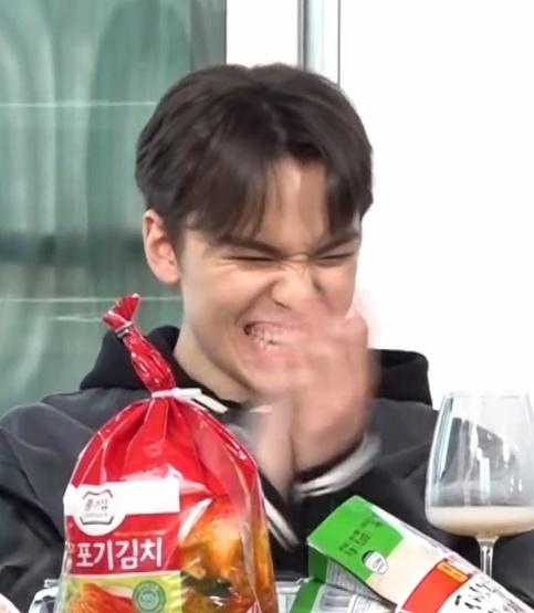 CecilialovesDK's tweet photo. #SEVENTEEN  como mis vecinos de mi colonia tercermundista Part.2 (Muy basado en personas reales que veo a diario e viven a unos metros de mi).

—a thread:

@pledis_17 https://t.co/KL4uh0TuH8