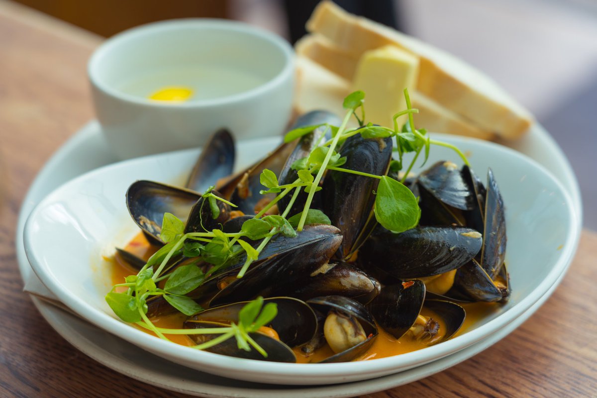 lockkeeper's tweet photo. This month’s #FishFridayBonanza has gone down a storm once again! 🐟🦀🦐
One of the most popular dishes this time has definitely been the fresh Cornish mussels in a beautifully creamy cider & rose harissa sauce, served with crusty bread 😍
@YoungsPubs https://t.co/SDEfRvfYN6