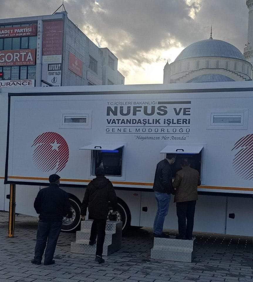 yukselkara06's tweet photo. TÜRK VATANDAŞLIĞI BU KADAR UCUZ OLMAMALIDIR
SEYYAR BÜFELERDE TÜRK VATANDAŞLIĞI SATILIYOR!Suriyelilere özel oy için yarın kilis, hatay, antep  plebisit amaçlı oyun😡😡 https://t.co/7D8yKOt468