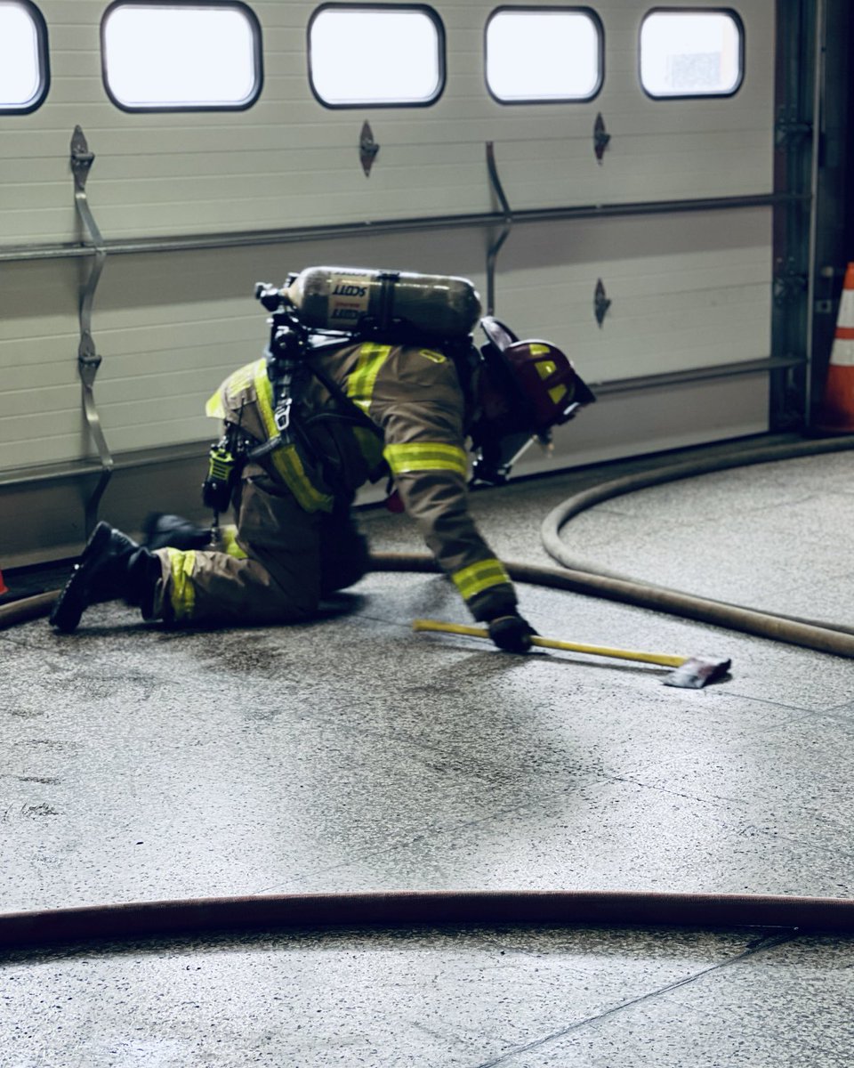PortHuronFire's tweet photo. Hose line drills and when to activate a mayday. Practice!!! Your life may depend on it. #mayday #drill #cshift https://t.co/LflefFYVsT