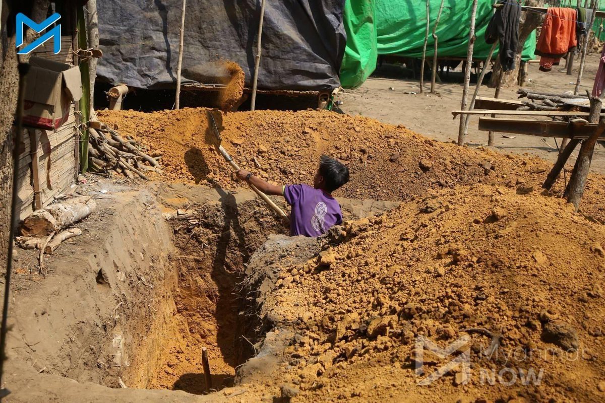 kyawhsanhlaing1's tweet photo. “Internally displaced people near Demoso Township in Karenni State have been digging bomb shelters to hide from airstrikes and artillery fire from #Myanmar's military dictatorship who have been attacking civilian targets such as homes and refugee camps,” Myanmar Now reports. https://t.co/wOFZ8uJQpa