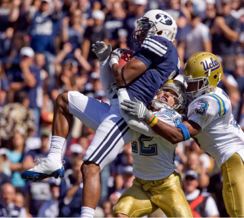 ByuPlayer's tweet image. Michael Reed, 05-08. 6'2" 190lbs WR Baytown TX

The sure-handed Texan helped BYU to a 38-13 record in four years, snatching 133 receptions for 1613 yards and 10 TDs

His best game was on 9/15/07 with 8 catches for 132 yards and a score against Tulsa

#BYUFootall #GottaCatchEmAll