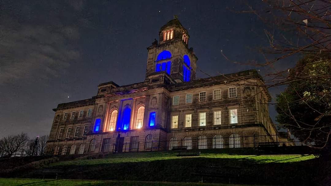 J___Williamson's tweet photo. Wallasey Town Hall lit up to show our solidarity with Ukraine. We stand with you  🇺🇦 https://t.co/1RBkPIGCh8