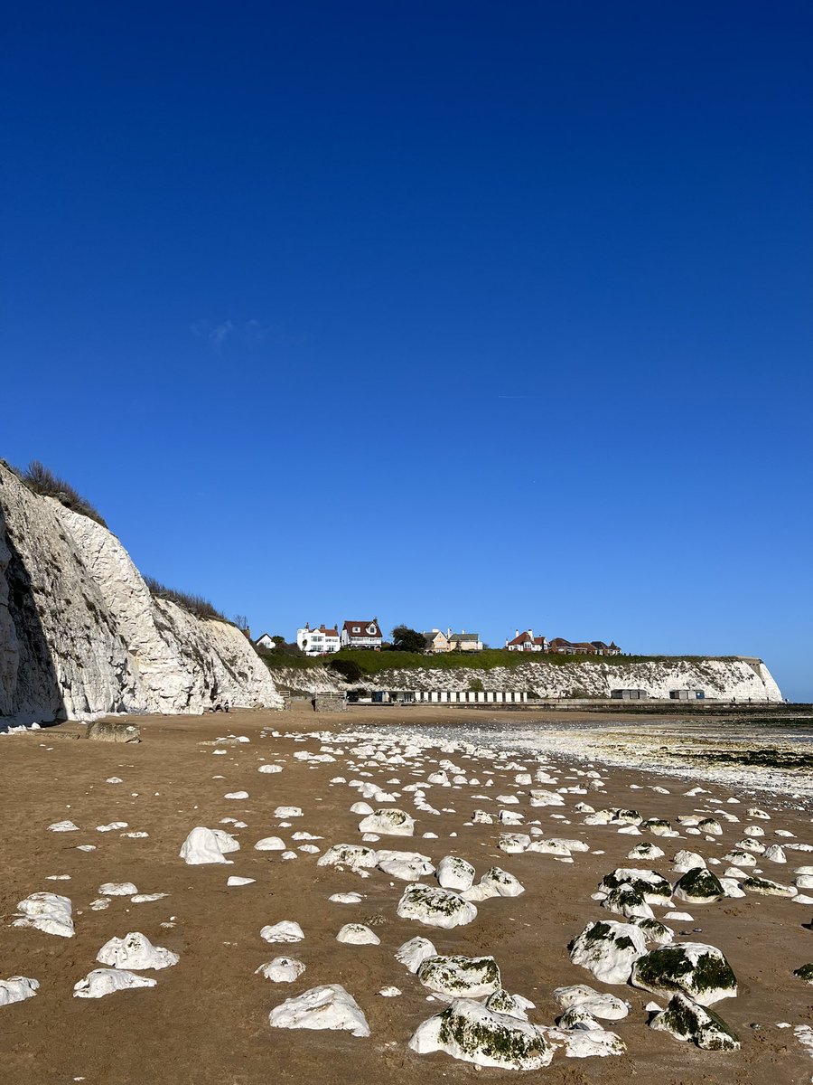 raghavinho's tweet photo. Fantastic 14km walk along the Kent coastline today..perfect day for it! ☀️ 🏖 🌊 @UKRunChat #walknotrun https://t.co/G6BpHNvF47