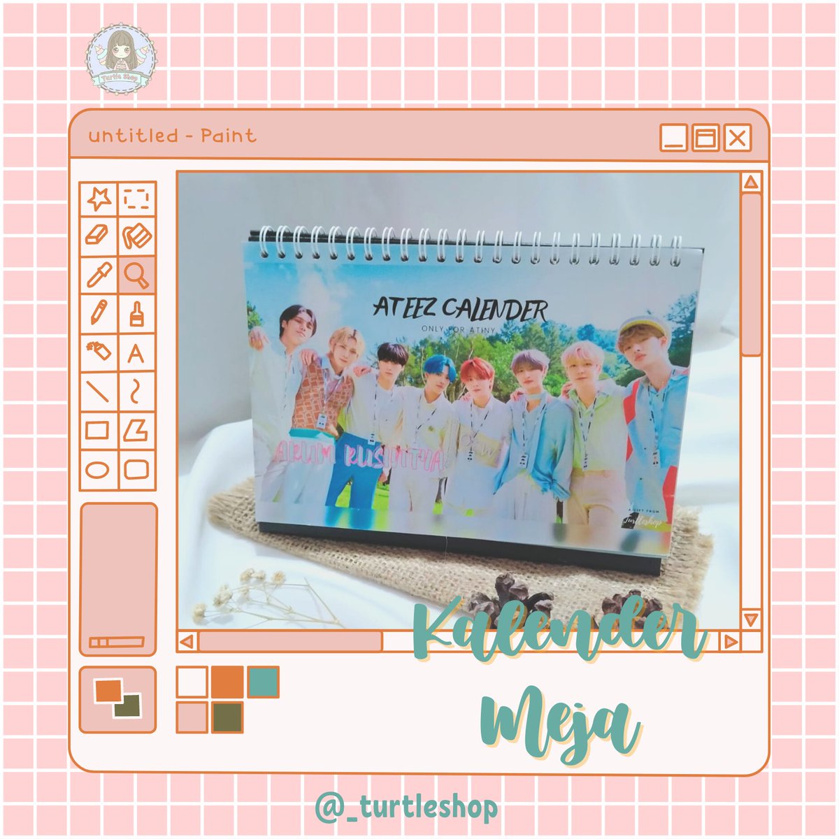 _turtleshop's tweet photo. Hello.
Ini salah satu desain customer yang sudah di aplikasikan ke kalender custom kita loh. Yuk yang pengen punya kalender meja custom bisa nih di order.

#customkalenderduduk #customkalendermeja #customkalender2022 #customkalender #souvenirpremium  #kalendergrosir #kalender2022 https://t.co/PTANgjHB0l