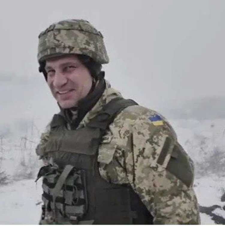 LarsJohanL's tweet photo. This is former Heavyweight Boxing Champion of the World Vitali Klitschko, from Ukraine. Mayor of Kyiv. 

He is worth millions, with capabilities of being anywhere in the world. 

He is currently armed and ready to defend his country at all costs. https://t.co/J281nXnGK1