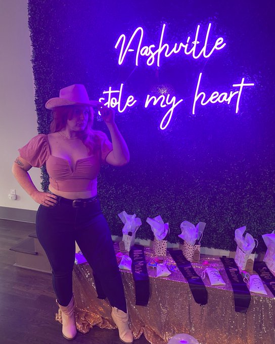 I made it to Nashville! 🤠💓 https://t.co/oQYu0l1qkY<a href="/tag/flymetoyou"class="tags"><span>#flymetoyou</span></a>
