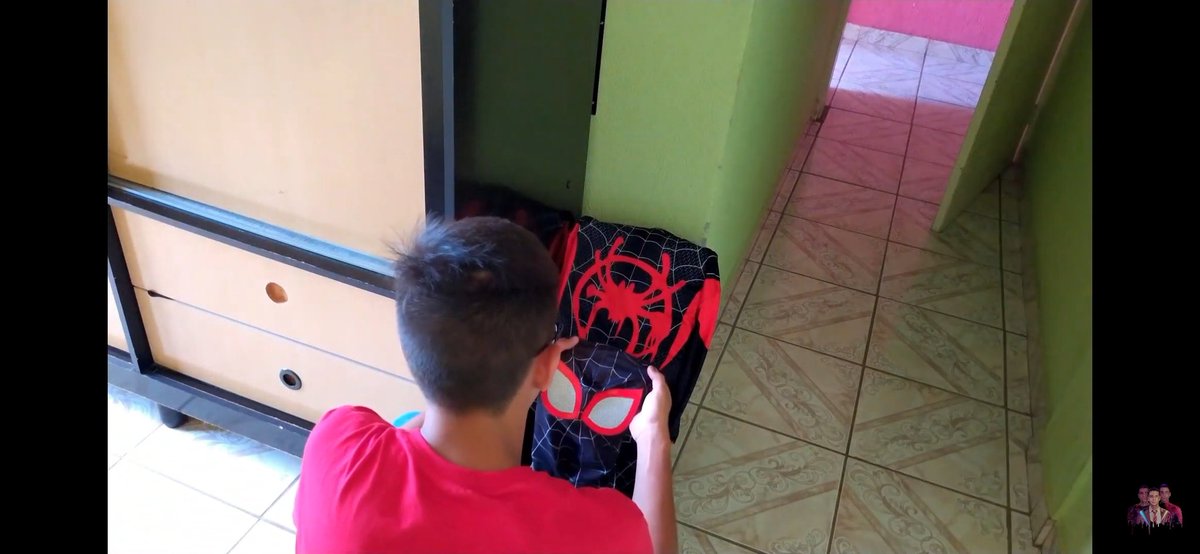 jamal0_'s tweet photo. O vídeo de hoje, além de um Relíquia Nerdica, possuí um curta-metragem sobre o Homem-Aranha! 
Com uma logo incrível ilustrada pela @schiavinart, filmado por @iancorote e @Diego_SantsIV e dirigido e atuado por mim!
Link: https://t.co/bHM55CneEK https://t.co/BlC1vBmiG9