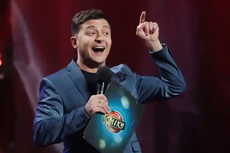🧵 War involves entire societies, but my thoughts this week often return to one man, Volodymyr Zelensky. His career effectively began as a comedian and actor. He played a president and that brought him the most fame—it's likely why he won election as president.
