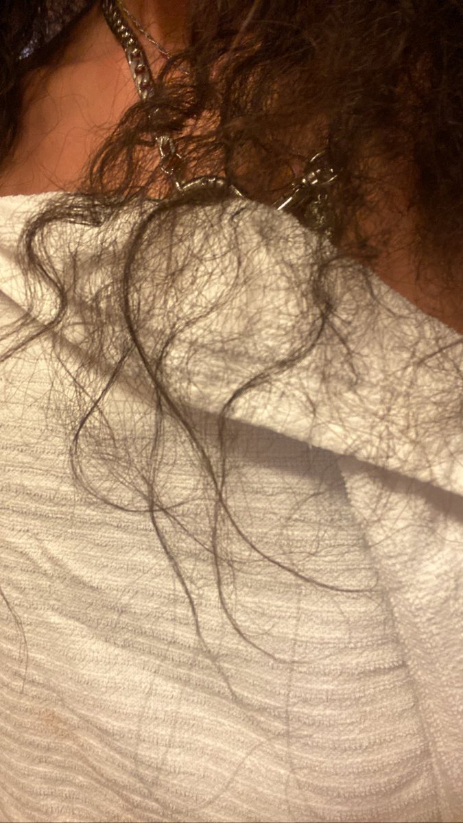 Aeduardavieira's tweet photo. Uma modelo preta não tem um dia de paz, não basta os clientes nunca aceitarem nosso cabelo ainda temos q passar pelas mãos de pessoas brancas q não sabem cuidar do nosso cabelo. Eu fiz um trabalho na italia que quando eu cheguei alisaram meu cabelo, meu cabelo nunca…continua… https://t.co/AcjJqy5OGQ